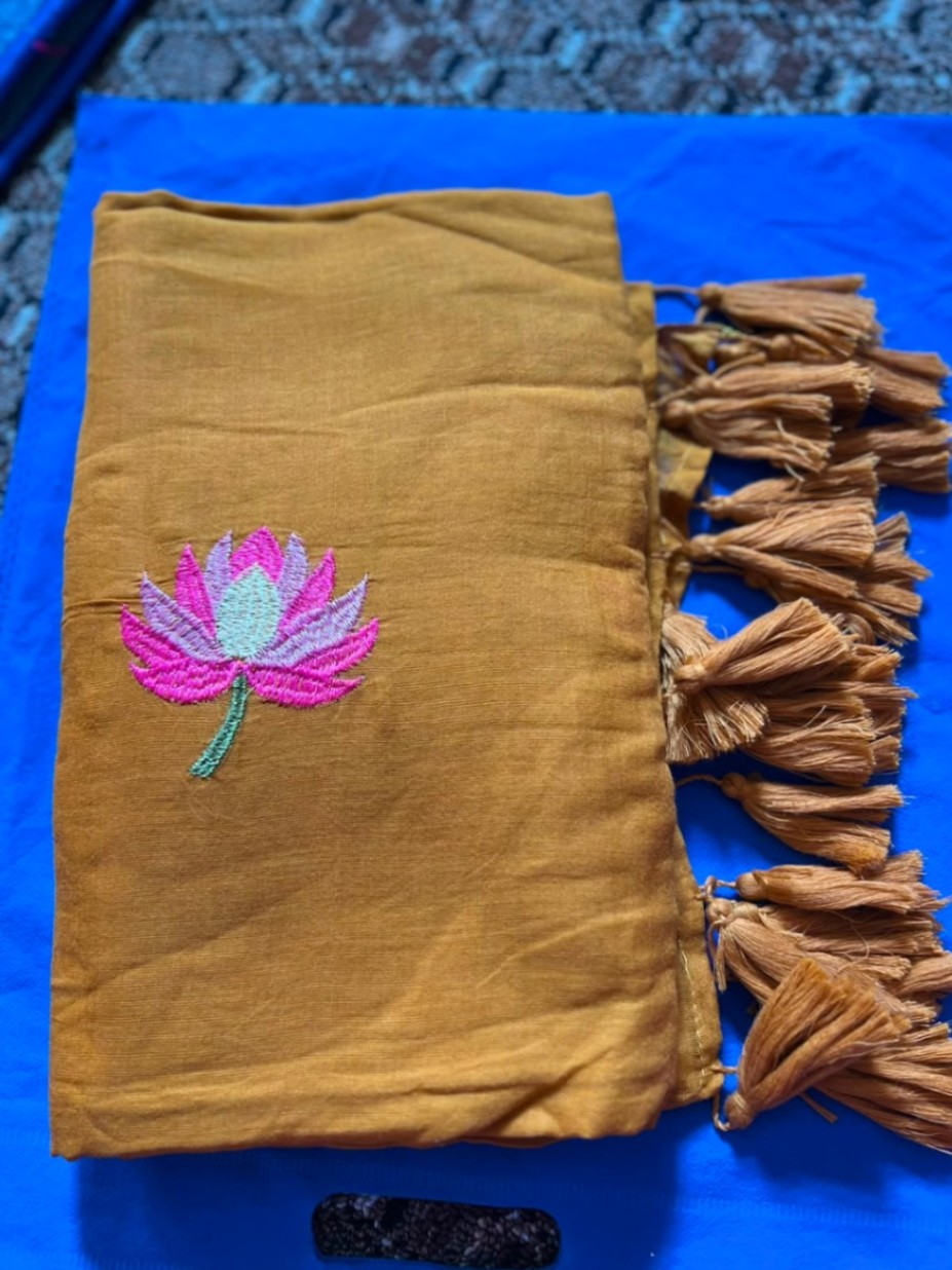Mul Cotton Lotus Embroidery Sari with Blouse view 4
